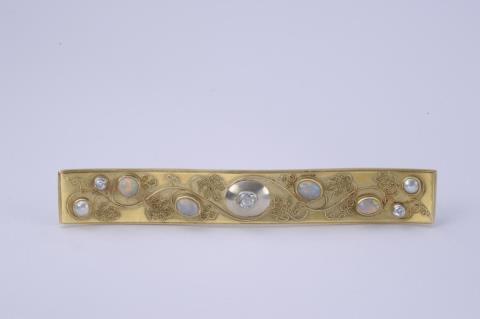Elisabeth Treskow - A 14k granulated gold and gem set brooch.