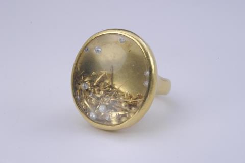 Falko Marx - An 18k gold and quartz capsule ring enclosing gold pieces, brilliant- and 8/8-cut diamonds.