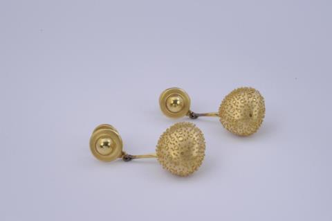 Wilhelm Nagel - A pair of 18 ct gold ear pendants with granulation.