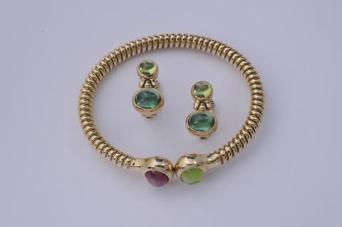 An 18k gold and tourmaline bracelet and pendant earrings by Bulgari.