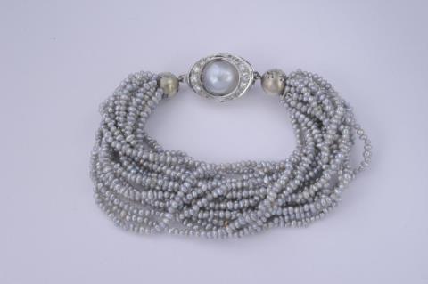 An 18k white gold and pearl bracelet.