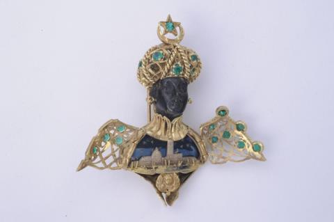 An 18k gold and emerald Venetian "moretto" clip brooch.