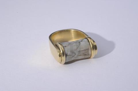 Falko Marx - A fine gold ring with an ancient Babylonian cylinder seal.