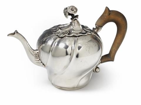 Hendrik Nieuwenhuys - An Amsterdam silver teapot. Marks of Hendrik Nieuwenhuys, 1766.