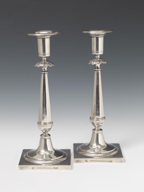 Esajas Carl Hoffmann - A pair of Berlin silver neoclassical candlesticks. Marks of Esajas Karl Hoffmann, 1804 - 13.