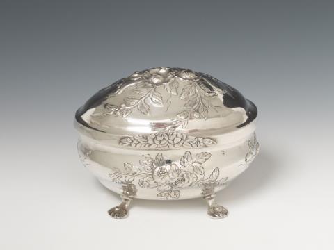 Jean Frédéric Pastre - A Berlin silver rococo sugar box. Marks of Jean Frédéric Pastre, 1776/77.