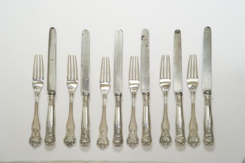 Johann George Hossauer - A set of six Berlin silver knives and forks made for Duke Leopold IV Friedrich of Anhalt-Dessau. The knife blades of steel. Monogrammed "L" beneath a Ducal crown. Marks of Johann George Hossauer, ca. 1850.
