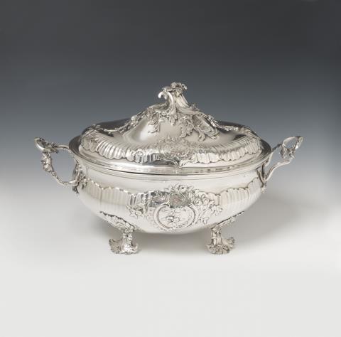 Gebrüder Müller - A large Frederician Berlin silver interior gilt covered tureen. Marks of the Müller brothers, ca. 1760.