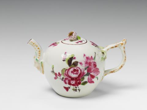  Manufaktur Johann Ernst Gotzkowsky - A small Berlin KPM porcelain teapot after a Gotzkowsky model.