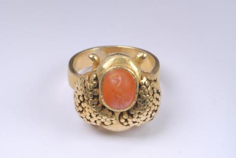 Wolfgang Skoluda - A gentleman's gold ring with a Sasanian intaglio.