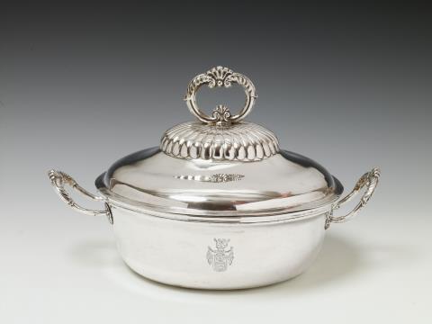 Johann Georg I Stenglin - An Augsburg silver covered bowl. Engraved with the silver weight to the underside. Marks of Johann Georg I Stenglin, 1791 - 93.