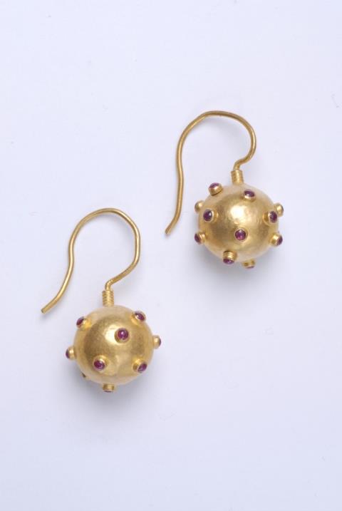 Orhan Gurhan - A pair of hand forged 24k gold and ruby hook earrings