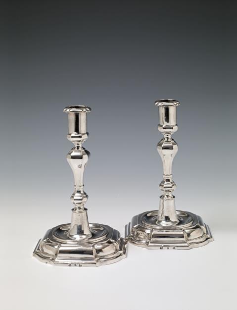  Maker's mark three stars - A pair of Düsseldorf silver candlesticks. Marks of the master with the three stars, 1731 - 33.