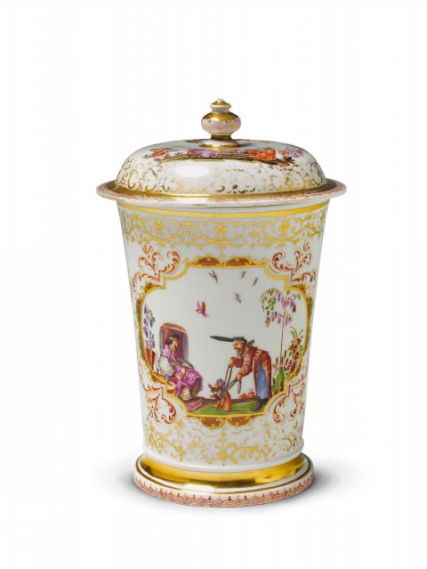 Johann Gregorius Hoeroldt - A rare Meissen porcelain covered beaker with chinoiserie decor.