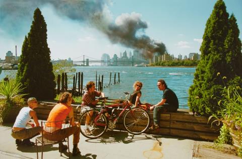 Thomas Höpker - Blick von Williamsburg, Brooklyn, auf Manhattan, 11. September 2001 [View of Manhattan from Williamsburg, Brooklyn, on September 11, 2001]