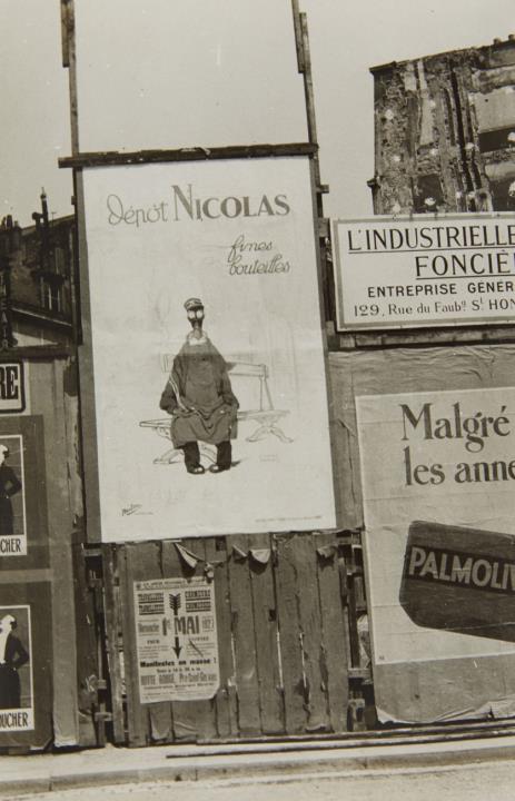 Germaine Krull - Panneau publicitaire, l'affiche de "Nicolas Fines bouteilles"