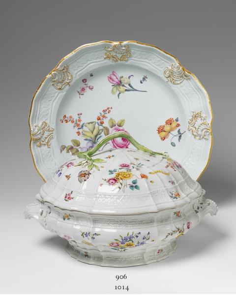  Volkstedt - A large Volkstedt porcelain tureen and cover.
