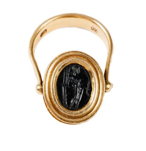 Elisabeth Treskow - An 18k gold kinetic ring with a Roman intaglio.