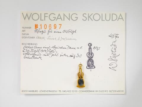Wolfgang Skoluda - A fine gold earring with a Roman cameo.