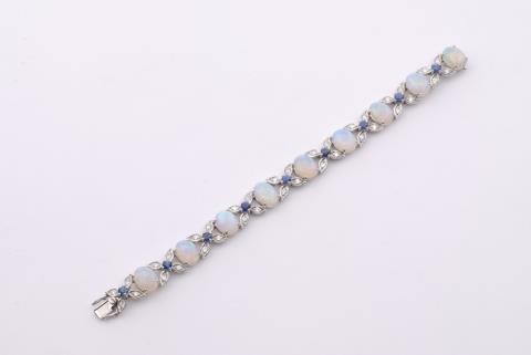 René Kern - An 18k white gold, opal and sapphire bracelet.