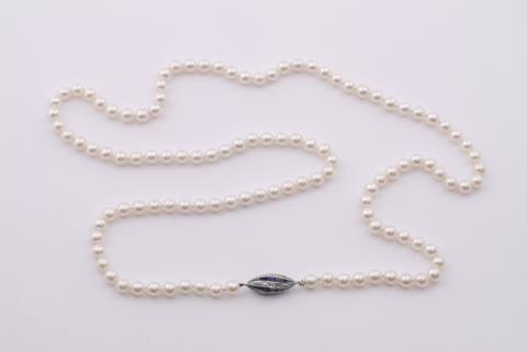 Jeweller Weyersberg - An 18k white gold and pearl sautoir.