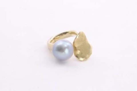 An 18k gold and grey South Sea cultured pearl ring.