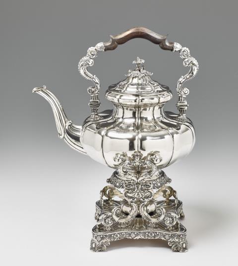 Johann Conrad Wilhelm Philipp Hessler - A large Hanau silver teapot and rechaud