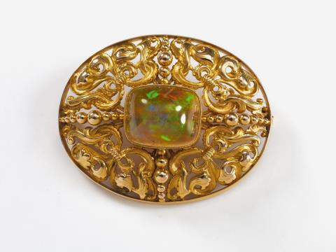 Jeweller to the Prussian Court Hansen - A 14k gold brooch with a large opal.