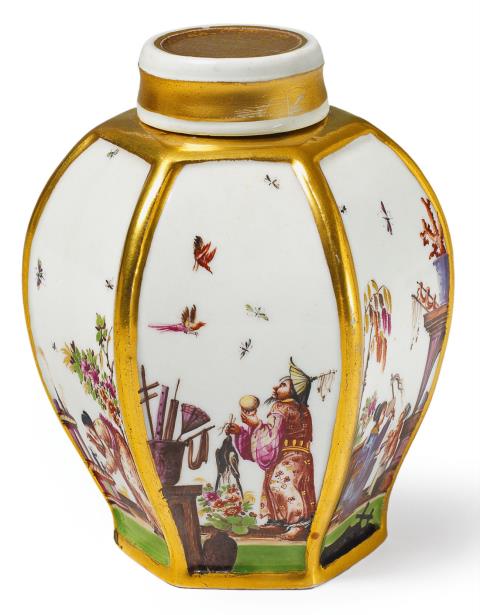 Johann Gregorius Hoeroldt - A hexagonal Meissen porcelain tea caddy with chinoiserie decor.