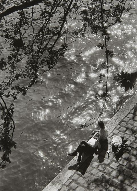 Alfred Eisenstaedt - Siesta on the right bank of the river Seine