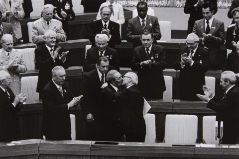 Barbara Klemm - Breschnew und Honecker am 30. Jahrestag der DDR