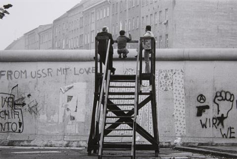 Barbara Klemm - Blick über die Mauer, West-Berlin (View over the wall, West-Berlin)