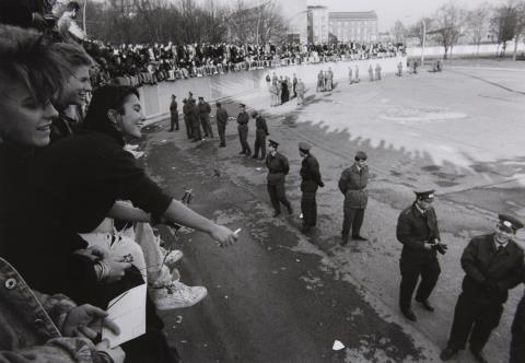 Barbara Klemm - Fall der Mauer, am Brandenburger Tor, Berlin, 10. November 1989 (Fall of the Wall, Brandenburg Gate, Berlin, 10th November 1989)