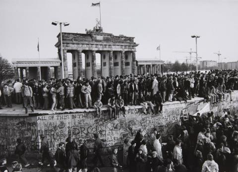 Barbara Klemm - Fall der Mauer. Brandenburger Tor, Berlin, 10. November 1989 (Fall of the Wall, Brandenburg Gate, Berlin, 10th November 1989)