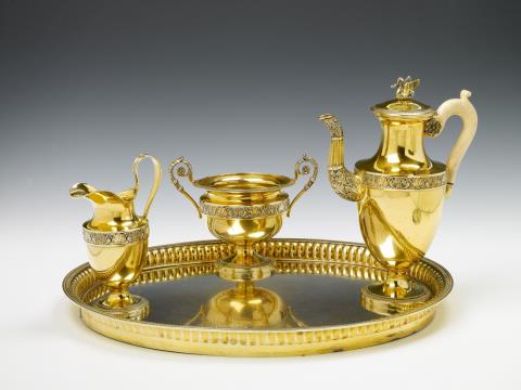 Gottlob Ludwig Howaldt - A Berlin partially gilt silver Neoclassical coffee service. Comprising a coffee pot, milk jug, sugar bowl and large platter. With ivory handles. Marks of Johann George Humbert and Gottlob Ludwig Howaldt, ca. 1820.