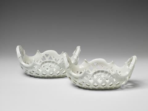 Wilhelm Caspar Wegely - A pair of white glazed Wegely porcelain fruit baskets