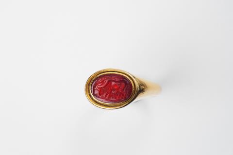 An 18k gold and Roman carnelian intaglio ring