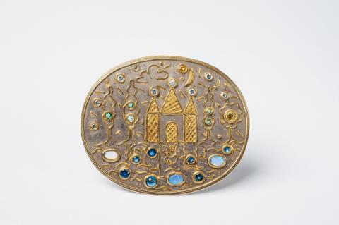 Falko Marx - An unique 18k gold, sapphire, emerals and opal brooch by Falko Marx