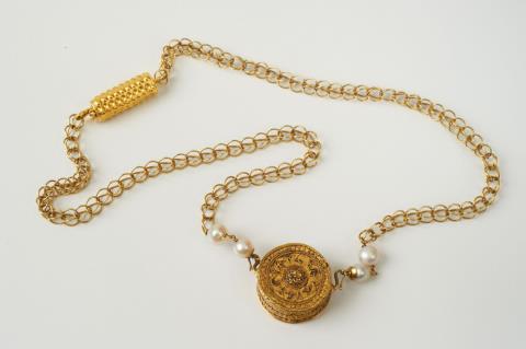 Elisabeth Treskow - An 18k gold and pearl necklace with an Etruscan granulation pendant by Elisabeth Treskow, Cologne