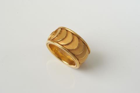 Wilhelm Nagel - An 18k gold ring with relief decor by Wilhelm Nagel, Cologne