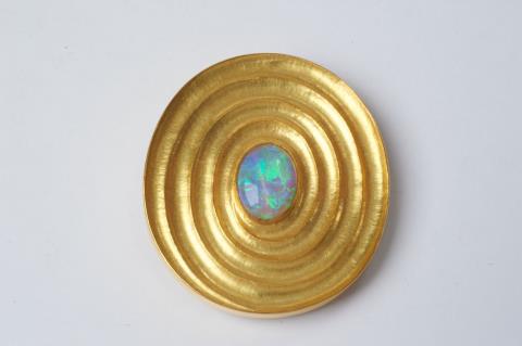 Dagmar Stühler - A 22 k gold and Australian boulder opal brooch by Dagmar Stühler