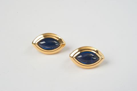 Gebrüder Hemmerle - A pair of 18k gold and sapphire cabochon ear clips by jeweller Hemmerle
