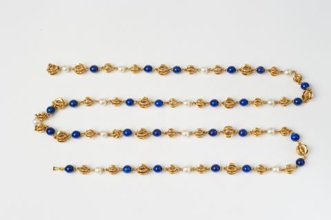 Gebhard Duve - An 18k gold, pearl and lapis lazuli sautoir by Gebhard Duve