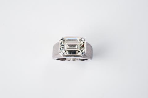Gebhard Duve - A platinum emerald-cut diamond solitaire ring by Gebhard Duve