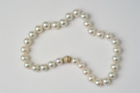 Gebrüder Hemmerle - An 18k gold, diamond and South Sea pearl necklace by Hemmerle/Munich