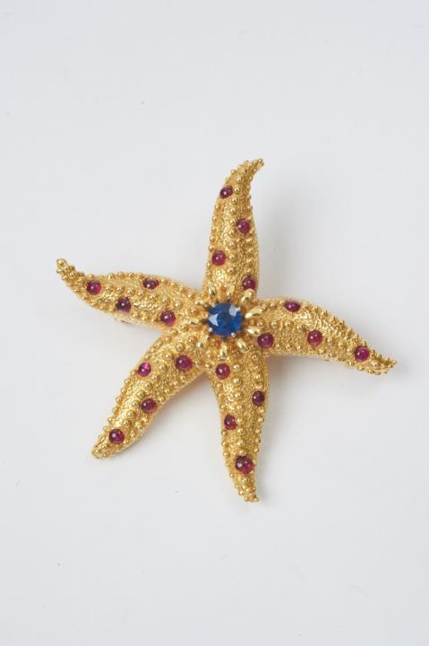  Tiffany Studios New York - An 18k gold, ruby and sapphire "Starfish" clip brooch by Tiffany & Co with design by Jean Schlumberger