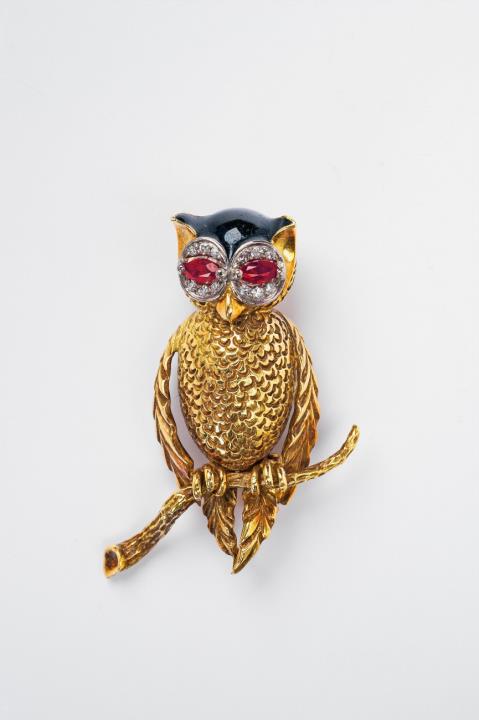 René Kern - An 18k gold, enamel and ruby owl clip brooch by René Kern