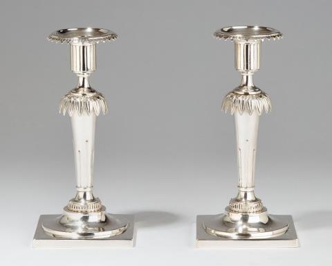 Jeremias Balthasar Heckenauer - A pair of Augsburg silver neoclassical candlesticks. Marks of Jeremias Balthasar Heckenauer, 1806 - 07.