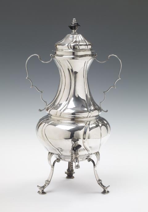 Hermann Joseph von der Rennen - A Cologne silver coffee urn. The handle and finial of ebony. Marks of Hermann Joseph von der Rennen, 1774 - 79.