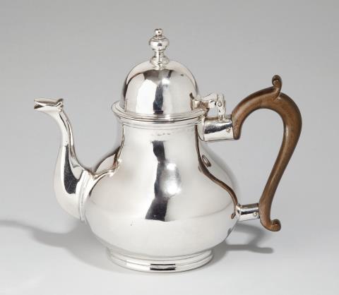 John Pero - A George I London silver teapot. Marks of John Pero, 1718.